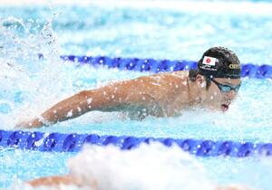 競泳 男子400メートルメドレーリレー予選 全体の14位で予選敗退した日本チーム。バタフライの水沼尚輝(新潟医福大職)が力泳する=8月3日、パリ郊外のラデファンス・アリーナ