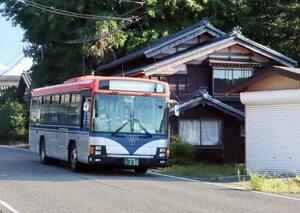 関川村を走る新潟交通観光バスの路線バス=9月4日、関川村上野新