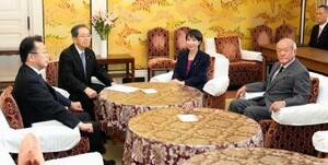 会談に臨む自民党の高市総裁(中央右)と公明党の斉藤代表(同左)。右端は自民党の鈴木幹事長、左端は公明党の西田幹事長=10日午後、国会