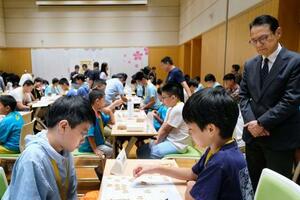 日中将棋大会で対局を行う参加者ら=9日、北京(共同)