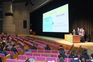 高校生や大学生らが地域活性化のアイデアを発表した「まちづくりドラフト会議 for Youth」=新発田市中央町4