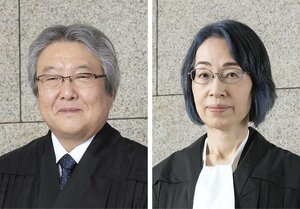最高裁の高須順一判事（左）と沖野真已判事
