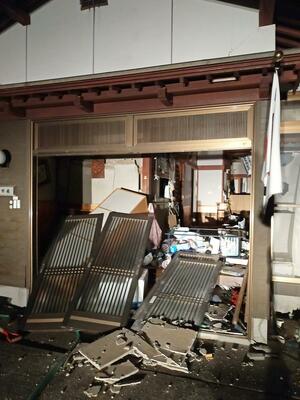 能登半島地震の当日夜の竹森奈津実さん宅=1日夜、石川県珠洲市三崎町(竹森さん提供)