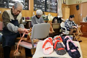 寄付された着物や浴衣を活用し、布草履を作るボランティア＝田上町原ケ崎新田