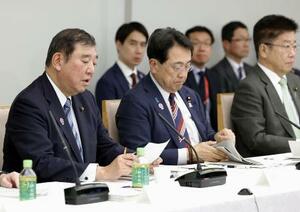 新しい資本主義実現会議で発言する石破首相(左端)=5月、首相官邸