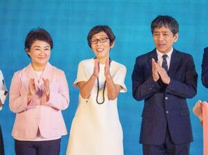 台湾・台中市に完成した大型文化施設の開館式典に出席した(右から)「SANAA」の西沢立衛氏、妹島和世氏。左は台中市の盧秀燕市長=13日(共同)