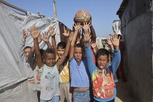 ガザ南部ハンユニスでバスケットボールをする子どもたち=21日(ゲッティ=共同)