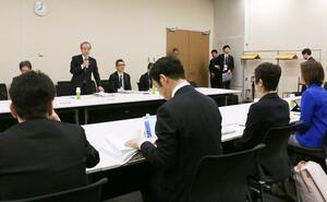 本県関係国会議員に国への要望事項を説明する花角英世知事(奥の列左から2人目)=5月30日、東京