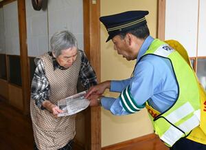 高齢者の交通事故防止に向け、南魚沼署が行った広報活動＝２０２４年５月、南魚沼市美佐島