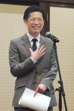 グランプリに輝きスピーチする鹿嶌安路さん=新発田市月岡温泉