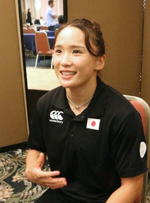 囲み取材に応じる原わか花＝東京都内