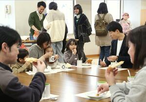 余った食パンなどをトーストにして食べ、食品ロスについて考えた子ども食堂=新潟市秋葉区