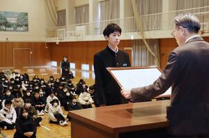 最優秀賞に輝いた白新中の表彰式=1月8日、新潟市中央区川岸町2
