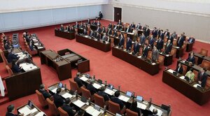 柏崎刈羽原発の再稼働の是非を問う県民投票条例案と修正案を否決した県議会臨時会の本会議=18日、県議会