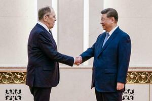 ロシアのラブロフ外相と(左)と握手する中国の習近平国家主席=15日、北京(タス=共同)