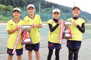 北信越小学生ソフトテニス選手権大会で優勝した新潟県の男女ペア。左から岩見燈さん、恩田奏楽さん、中川奈南さん、石田ららさん=関川村の関川中学校テニスコート