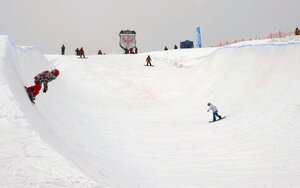 石打丸山スキー場のハーフパイプ場「ガンホー・モンスターパイプ」