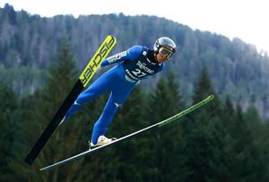 ノルディックスキーのGP複合男子個人第3戦 渡部暁斗の前半飛躍=バルディフィエメ(共同)