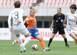 新潟L―広島 前半、攻め上がるMF滝川結女=ビッグスワン
