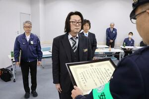 感謝状を受け取る新潟第一交通の五十嵐力さん(左から2人目)ら=新潟市中央区清五郎