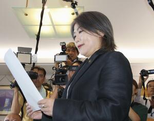 静岡県伊東市議会の解散通知書を読み上げる田久保真紀市長=10日午前、伊東市