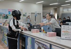 強盗が入った際の対応を確認した訓練=上越市頸城区