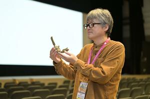 新潟名物笹だんごを愛でるように見つめる伊藤秀次さん
