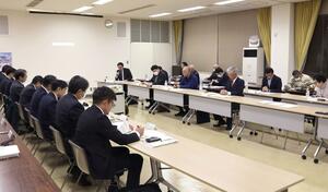 「地域の会」定例会。委員が11月上旬に行われた情報共有会議について所感を述べた=12月4日夜、柏崎市荒浜1
