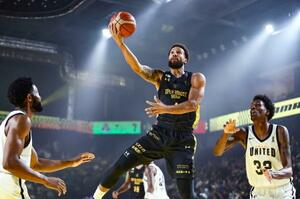 Gリーグ選抜との国際親善試合で、シュートを放つB1群馬のジョーンズ(中央)=オープンハウスアリーナ太田((C)B.LEAGUE)