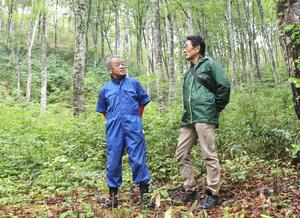 大白川生産森林組合が管理するブナ林に立つ浅井守雄組合長(左)と紙谷智彦・新潟大名誉教授=魚沼市大白川