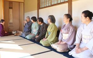 ゆったりと秋の景色を楽しんだ茶会=柏崎市高柳町岡野町