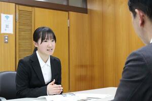 活動を報告する高校生平和大使の𠮷田苺加さん＝小千谷市役所