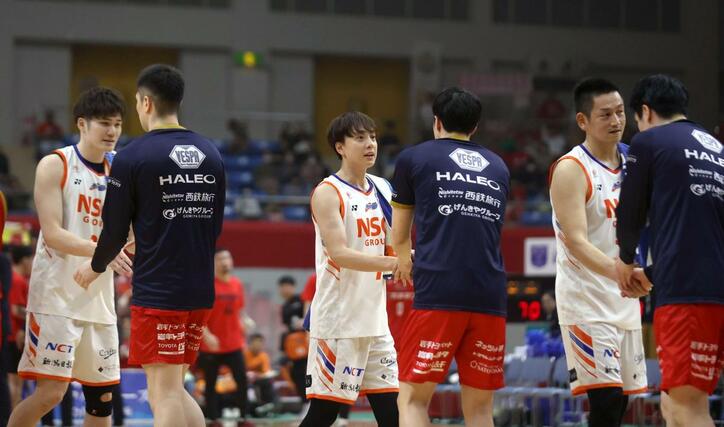 岩手－新潟　試合後、岩手サイドと健闘をたたえ合う新潟の選手＝５月１８日、盛岡タカヤアリーナ