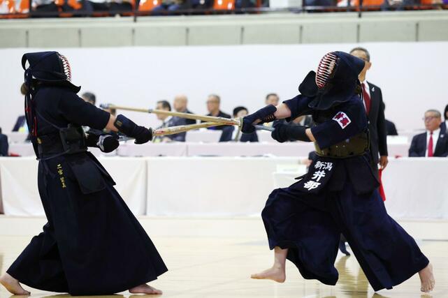 成年女子準々決勝　中堅の井部燈（右・北諏訪小職）が攻める＝滋賀県湖南市