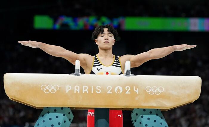 男子個人総合決勝　あん馬の演技に臨む岡慎之助＝パリ（共同）