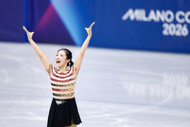 女子SPの演技を終え、あいさつする中井亜美=ミラノ(共同)