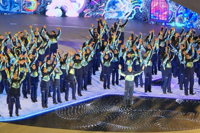 閉会式で手を振るボランティア＝２２日、イタリア・ベローナ（共同）