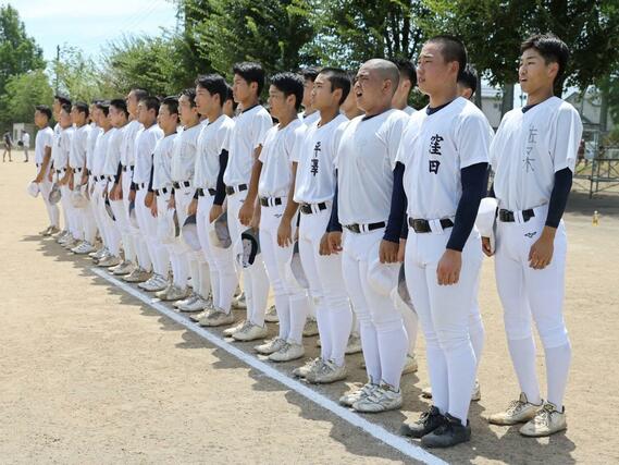 グラウンドにあいさつする中越の選手たち＝７月２８日、長岡市