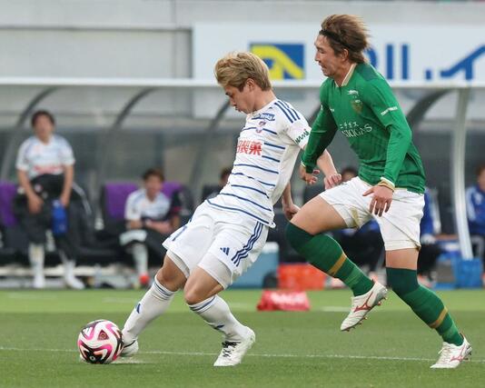 東京Ｖ－新潟　後半２４分、ＦＷ長倉幹樹がシュートを決め、２－１＝味スタ（写真映像部・永井隆司）