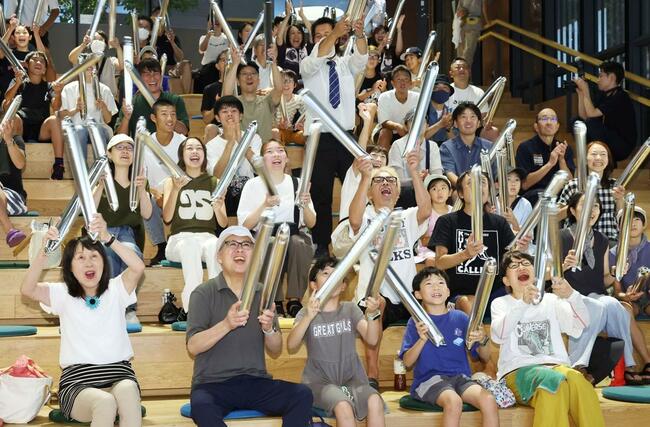 スクリーン越しに声援を送る市民ら=13日、長岡市大手通2