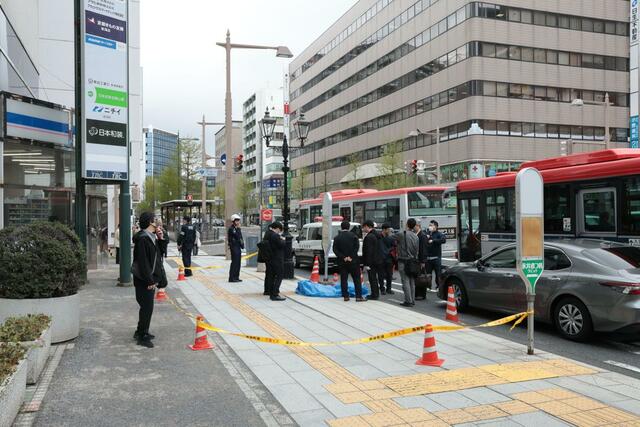 現場対応する警察ら＝１６日、新潟市中央区万代４