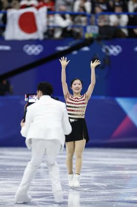 女子ＳＰの演技を終え、歓声に応える中井亜美＝ミラノ（共同）