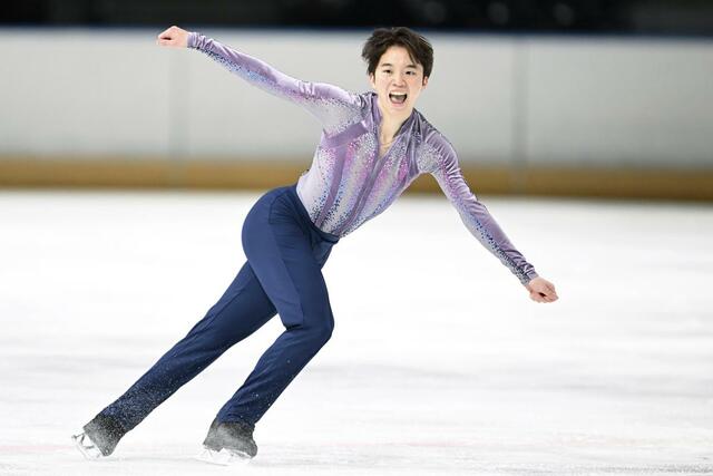 成年男子SP 演技する大阪・友野一希=フラット八戸