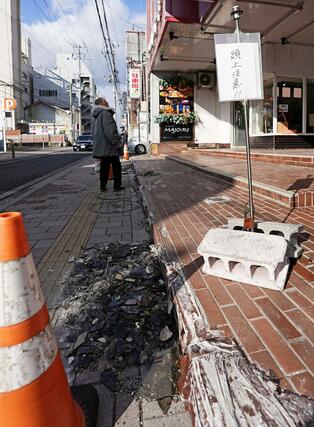 強い地震があった青森県八戸市で集められた割れたビルの窓ガラス。「頭上注意」と注意喚起されていた＝９日午後０時２１分