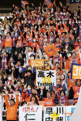 試合前、選手を鼓舞する新潟サポーター＝ビッグスワン