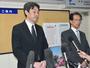 事故について説明する蒲原鉄道の茂野一弘社長(左)ら=5月6日、五泉市