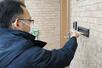 新潟市職員による罹災証明書取得促進活動。市職員が実際に半壊住宅を訪問し、不在の場合は書類が入った封筒をポストに投函した
