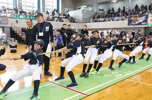 熱戦が繰り広げられた市民綱引き大会=2月25日、新潟市中央区の鳥屋野総合体育館
