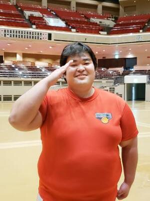 新弟子運動能力検査を受検、敬礼でポーズをとる海上自衛隊出身の宇座=13日、両国国技館