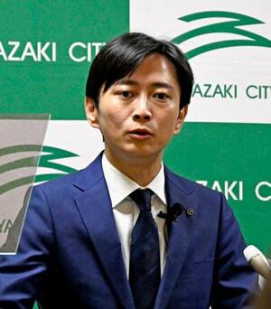 　記者会見する宮崎市の清山知憲市長＝２６日午前、宮崎市役所